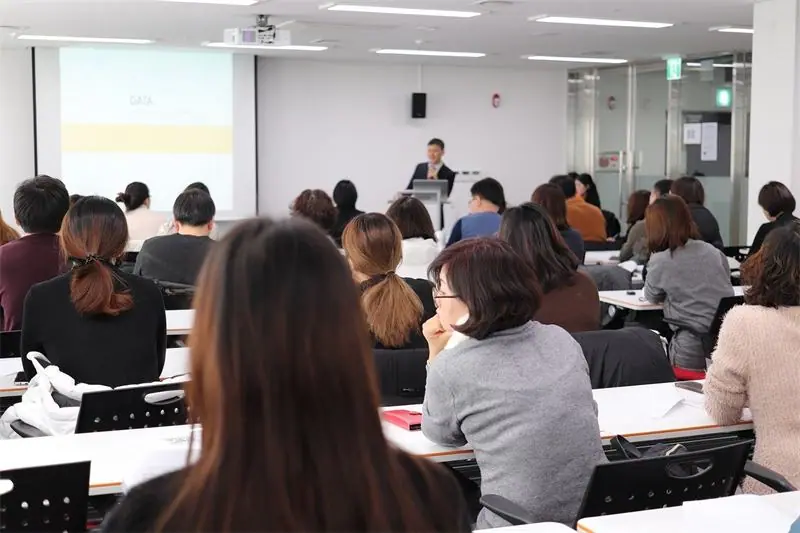 Formation en salle : un formateur devant un groupe de participants